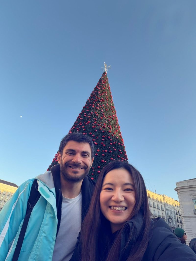 Selfie of Héctor with a student by the Christmas tree in Madrid