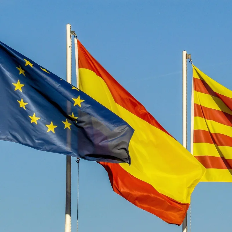 Episode 90 — Capítulo 90 - Conociendo España 🇪🇸 - B1 - ¿Cómo se organiza España? 🤔 ¿Qué es una Comunidad Autónoma? 🚩 ¿Cuántas hay? ➕ - Descubriendo España 24 🇪🇸